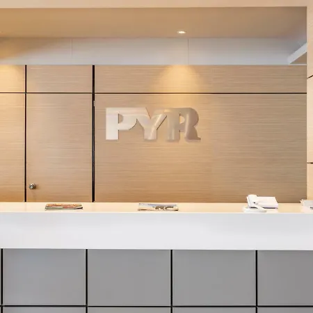 Pyr Frente Al Mar Фуэнхирола